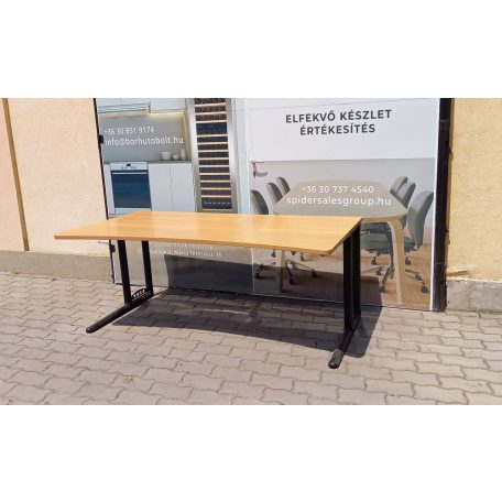 Steelcase íróasztal 160x90cm - homorú